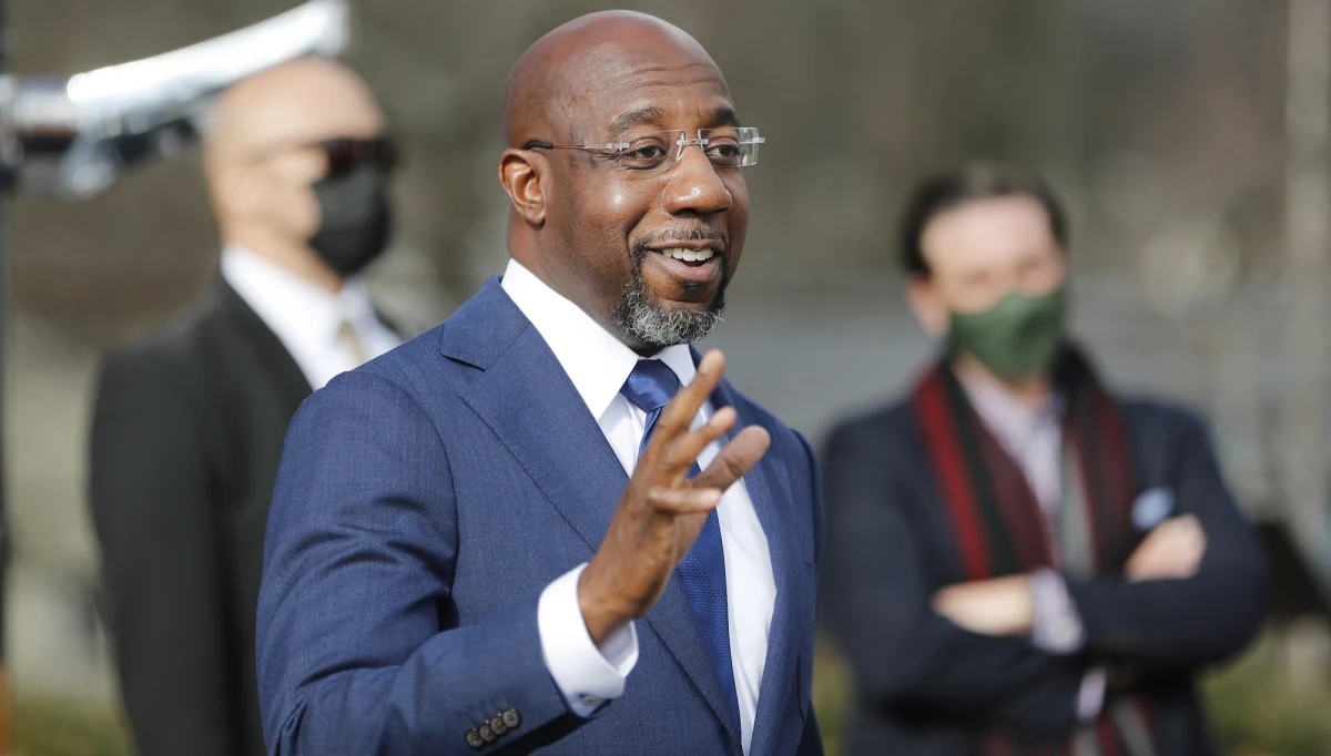 Demokrata Raphael Warnock wygrał z kandydatką republikanów wyścig o jedno z dwóch miejsc w Senacie USA z Georgii. Drugi kandydat demokratów - Jon Ossoff już ogłosił się zwycięzcą i media przyznają mu prowadzenie, to twierdzą, że jest jeszcze za wcześnie, by ogłosić jego wygraną.