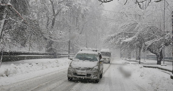 ​Dziś w nocy i jutro rano intensywne opady śniegu w centralnej Polsce. Uważajcie za kierownicą, warunki na drogach mogą być trudne - przypomniało w środę po południu Rządowe Centrum Bezpieczeństwa.