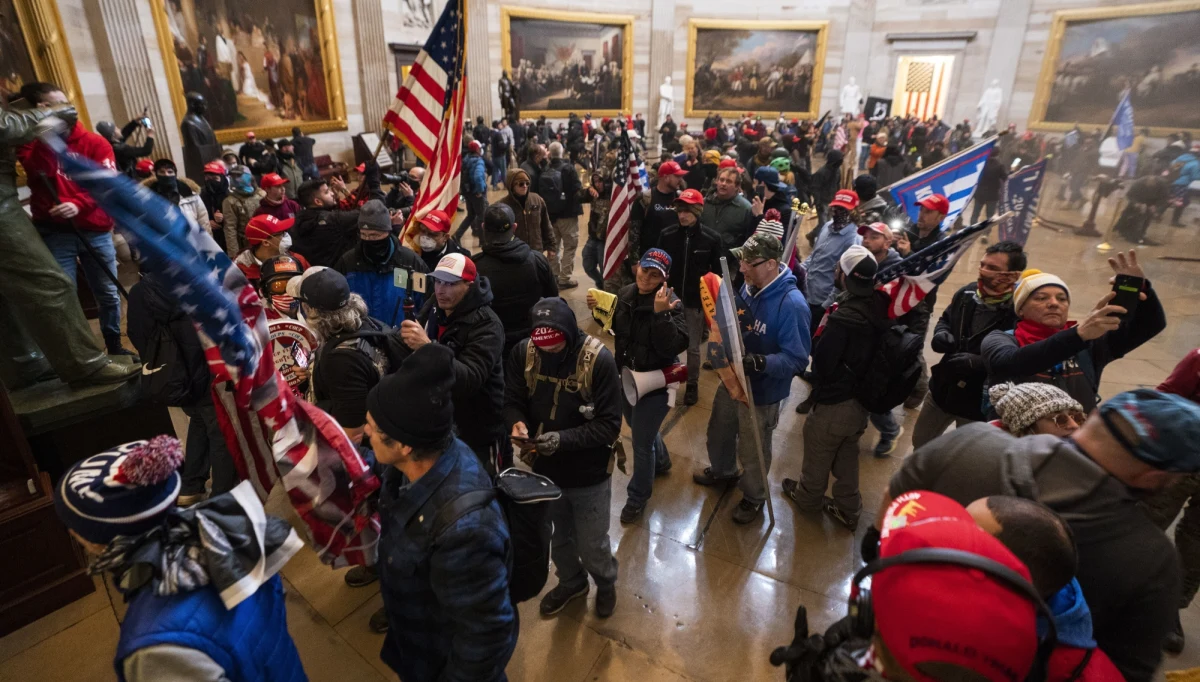 ​“Szokujące sceny", “pokojowe przekazanie władzy leży u podstaw demokracji", “Kongres to świątynia demokracji" - to jedne z wielu komentarzy światowych przywódców o sytuacji w Stanach Zjednoczonych, gdzie zwolennicy ustępującego prezydenta Donalda Trumpa wdarli się do Kapitolu.