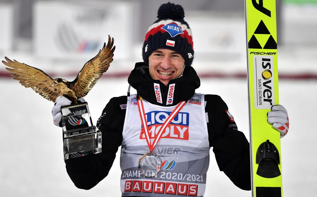 Kamil Stoch wygrywając konkurs w austriackim Bischofshofen przypieczętował triumf w 69. edycji Turnieju Czterech Skoczni. Trzecie miejsce w imprezie zajął Dawid Kubacki, który w środę był na 15. miejscu. Polaków na podium imprezy rozdzielił Niemiec Karl Geiger.
