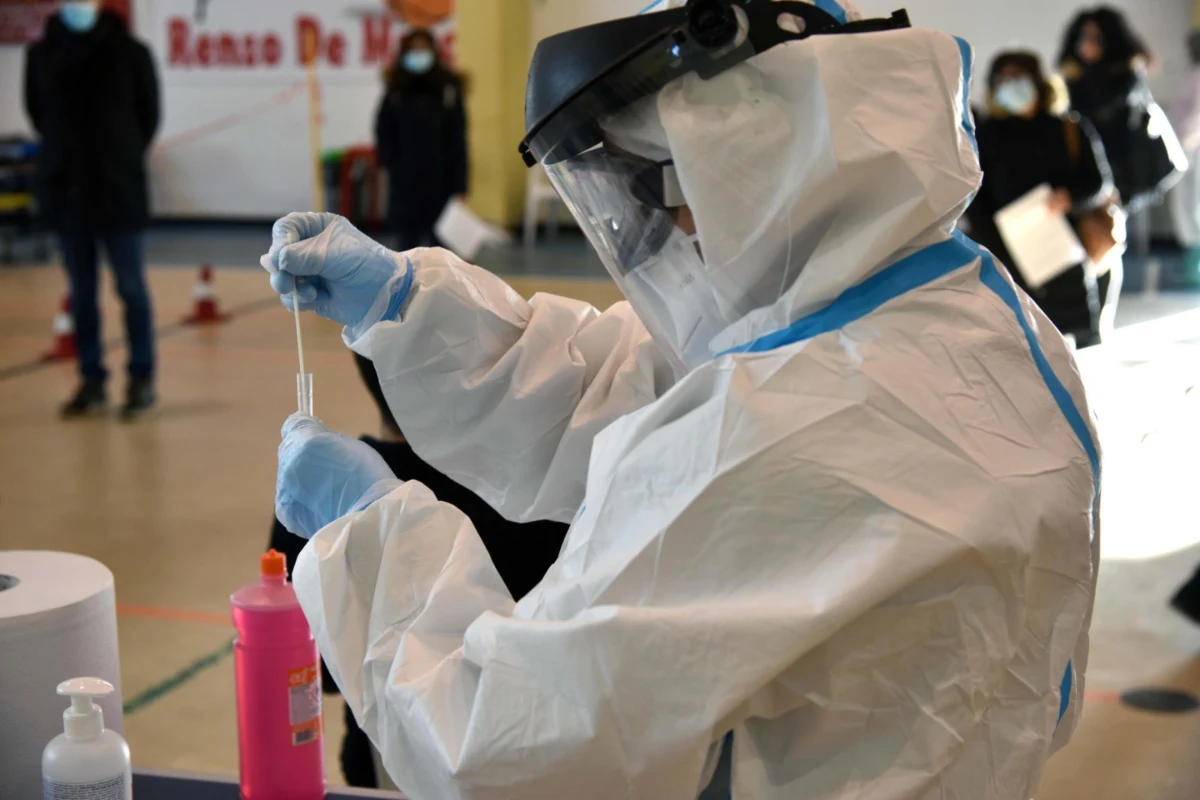 Rząd Słowacji zdecydował o zaostrzeniu zakazu wychodzenia z domów w Nitrze i okolicznym regionie południa kraju. Ma to związek z pogarszającą się sytuacją epidemiczną. Od poniedziałku na wyjście do pracy, na spacer lub z dziećmi do szkoły będą potrzebne negatywne testy na SARS-CoV-2.