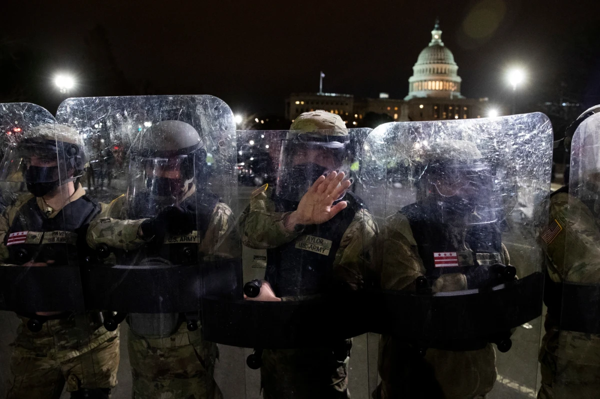 Burmistrz Waszyngtonu Muriel Bowser ogłosiła, że do 21 stycznia, czyli pierwszego dnia po zaprzysiężeniu na prezydenta demokraty Joe Bidena - będzie obowiązywał w stolicy USA stan wyjątkowy. 