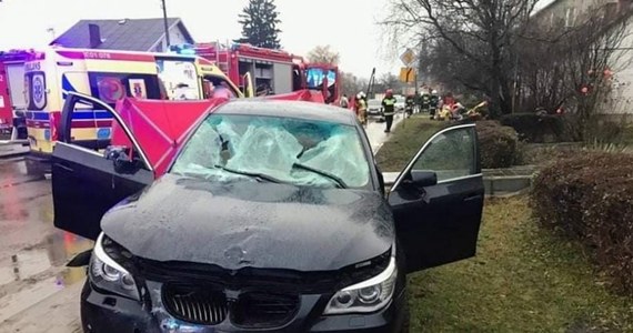 Zarzut spowodowania wypadku drogowego, w którym zginęły dwie osoby, przedstawiła 26-letniemu kierowcy prokuratura w Łowiczu. Mężczyzna kierując samochodem bmw wjechał na chodnik i uderzył w grupę czterech osób. Grozi mu kara do 8 lat więzienia.