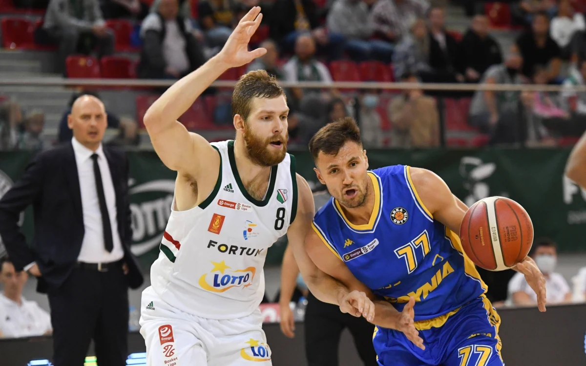 Koszykarz reprezentacji Polski Michał Sokołowski od połowy października jest zawodnikiem włoskiej drużyny De’Longhi Treviso. Pod koniec grudnia jego rzut w ostatnich sekundach zapewnił zwycięstwo. W rozmowie z RMF FM Sokołowski opowiedział o swoich wrażeniach związanych z włoską ligą. Jak czuje się w nowym kraju i nowym klubie? Jak podchodzi do tegorocznych wyzwań związanych z reprezentacją? Odpowiedzi znajdziecie w rozmowie Patryka Serwańskiego.