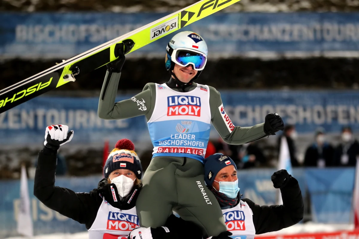 Zwycięstwo w Turnieju Czterech Skoczni to wielkie osiągnięcie, a trzecia wygrana TCS w karierze to rzecz zupełnie wyjątkowa. Nic więc dziwnego, że drużyna naszych skoczków po konkursie Bischofshofen pozwoliła sobie na świętowanie. Jak ono wyglądało? W minimalnym zakresie ujawnił...   Piotr Żyła.