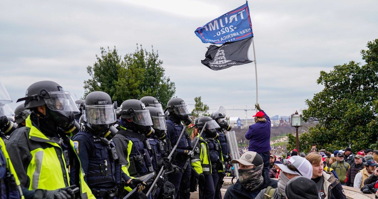 Całe Stany żyją dziś tym, co zdarzyło się w środę w Waszyngtonie, gdy zwolennicy Donalda Trumpa wdarli się do budynku Kapitolu, by zaprotestować przeciwko jego przegranej w niedawnych wyborach prezydenckich i uniemożliwić oficjalne zatwierdzenie wygranej Joe Bidena. Zamieszki nie umknęły uwadze gwiazd, które dziś w ostrych słowach potępiły działania agresorów oraz ustępującego prezydenta. "To wszystko wina Trumpa i jego administracji. Tchórze muszą zostać pociągnięci do odpowiedzialności" - napisał na Twitterze Mark Ruffalo.