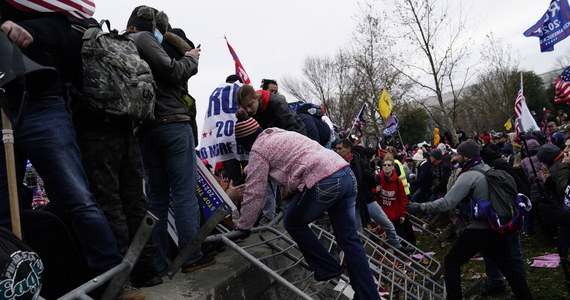 Mimo ostrzeżeń i zagrożenia, policja strzegąca Kapitolu była źle przygotowana do ochrony gmachu i pozwoliła na "niewyobrażalny" scenariusz - wynika z oceny byłych policyjnych ekspertów cytowanych przez Reuters.  Specjalny audyt ma zostać przeprowadzony w waszyngtońskich i federalnych służbach. Ma dać odpowiedź na pytanie dlaczego Kapitol był tak słabo zabezpieczony, że manifestującym udało się wedrzeć do budynku.
