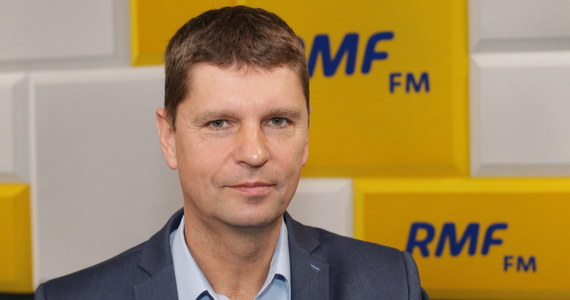 „Tego jeszcze nie wiemy, to zależy przede wszystkim od liczby zachorowań, od liczby chorych” – mówił w Popołudniowej rozmowie w RMF FM wiceminister edukacji, Dariusz Piontkowski, pytany o to kiedy dzieci wrócą do szkół. Jak dodał, wstępnych deklaracji w tym temacie należy się spodziewać jutro, jednak „pandemia zachowuje się nieprzewidywalnie, więc mimo decyzji, które będą zapewne jutro ogłoszone, mogą pojawić się jakieś korekty”. Gość Marcina Zaborskiego obstaje również przy swoim zdaniu na temat testowania nauczycieli pod kątem koronawirusa, przekonuje, że nie jest to potrzebne. „Jeżeli miałoby być to skuteczne, trzeba by takie testy powtarzać. Taka decyzja zapadła i ja się jej podporządkowuje” – mówił Piontkowski.
