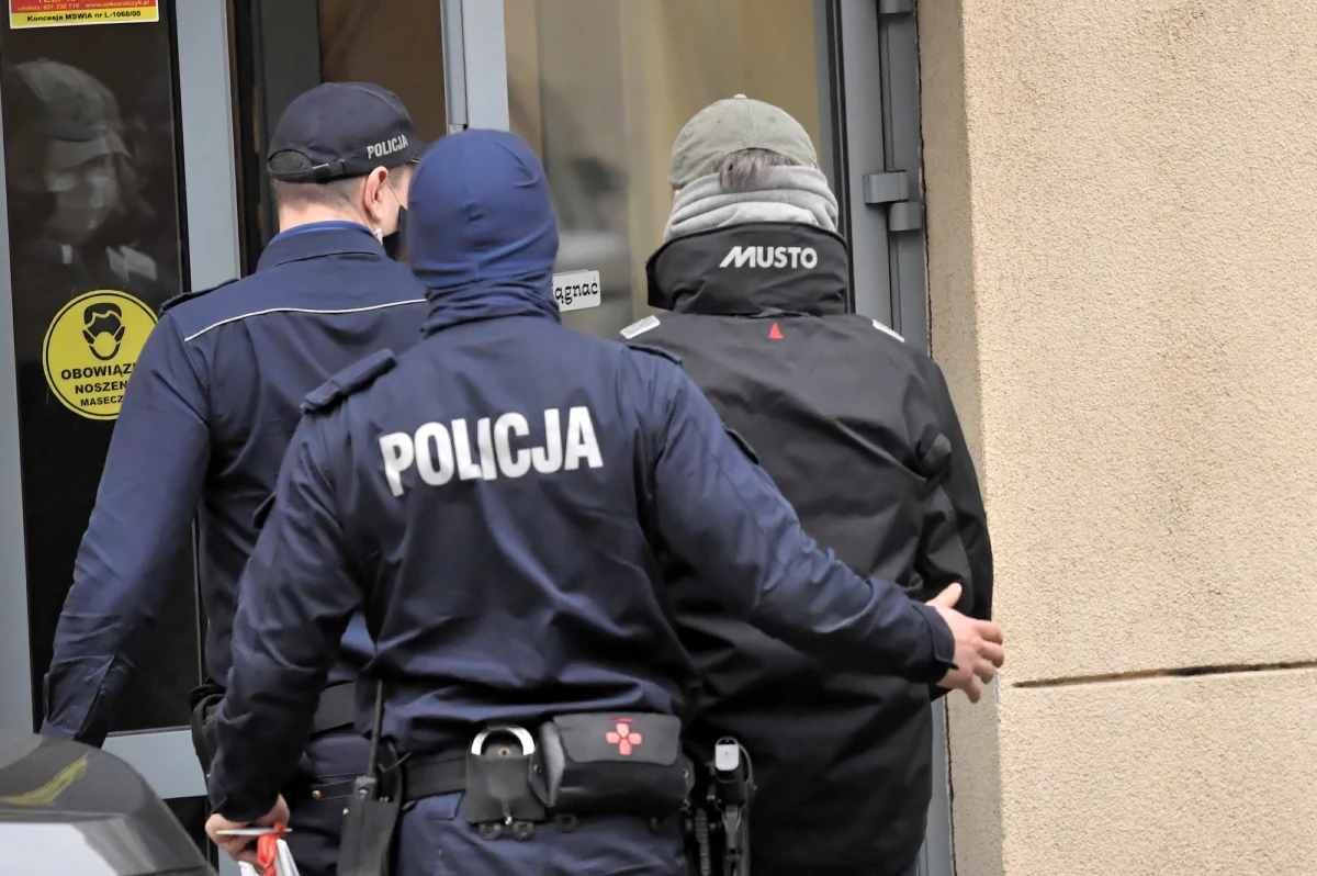 Prokurator postawił Sławomirowi Nowakowi nowe zarzuty korupcyjne: chodzi o działalność Nowaka jako szefa Państwowej Agencji Drogowej Ukrainy Ukrawtodor. Zarzuty w śledztwie przeciwko byłemu ministrowi w rządzie Platformy Obywatelskiej usłyszeli również trzej zatrzymani dzisiaj przez CBA przedsiębiorcy.