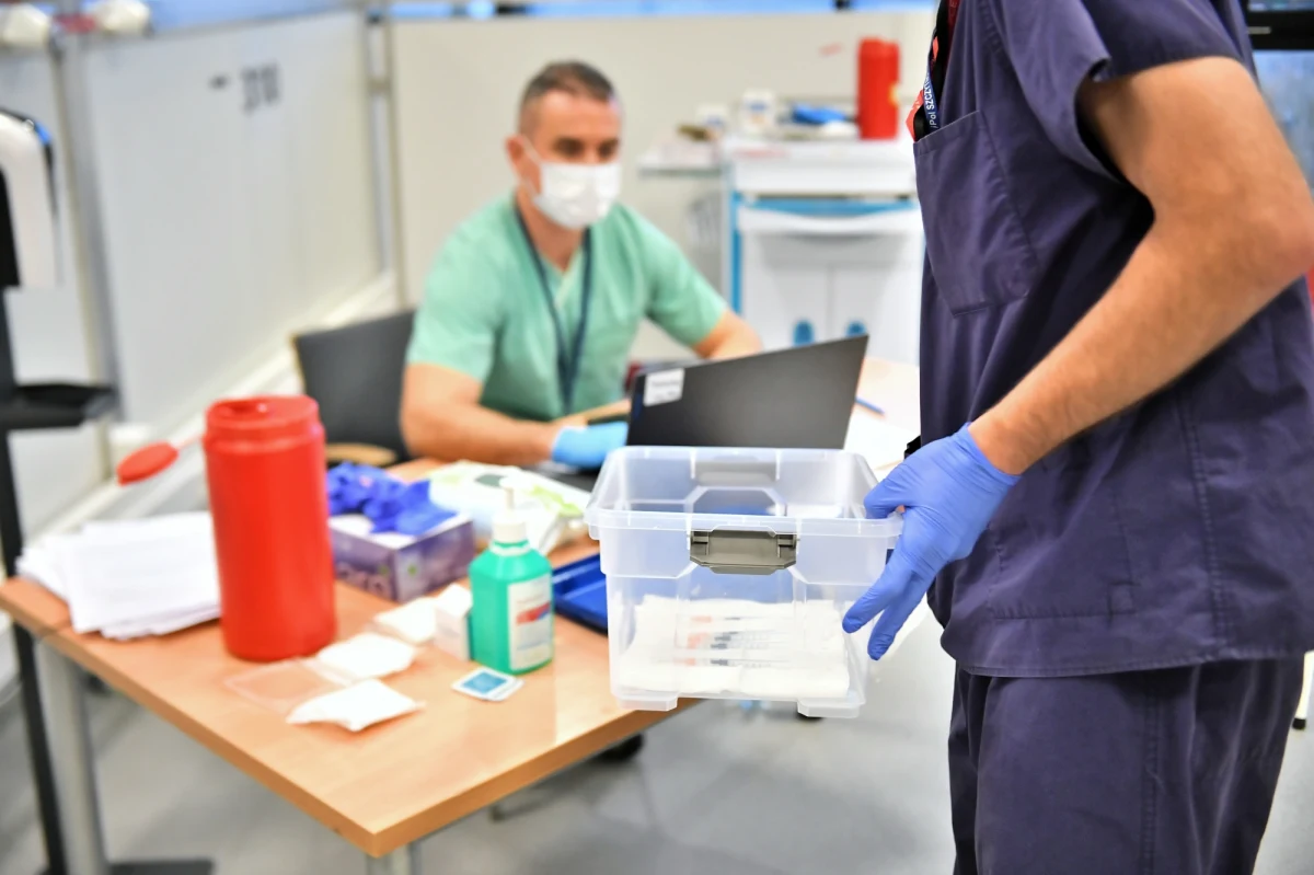 Na ten moment mamy zaszczepione w Polsce 177 tys. 863 osoby w Polsce - poinformował w czwartek szef KPRM Michał Dworczyk. Do punktów szczepień - jak mówił - dostarczono 204 tysiące dawki szczepionki. Z nich 215 dawek zostało zutylizowanych. Jak dodał, „proces szczepień jest wciąż w fazie rozruchu, ale będzie przyspieszał; w tym momencie na tle Europy zajmujemy trzecie miejsce pod względem liczby zaszczepionych osób”.