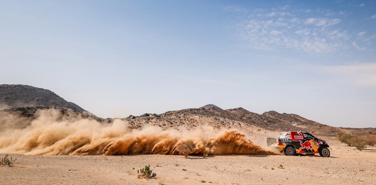 Jakub Przygoński z niemieckim pilotem Timo Gottschalkiem awansowali na czwarte miejsce w Rajdzie Dakar. Na piątym etapie uplasowali się co prawda poza czołówką, na 10. pozycji, ale jedna z wyprzedzających ich załóg samochodowych wycofała się w wyniku wypadku.