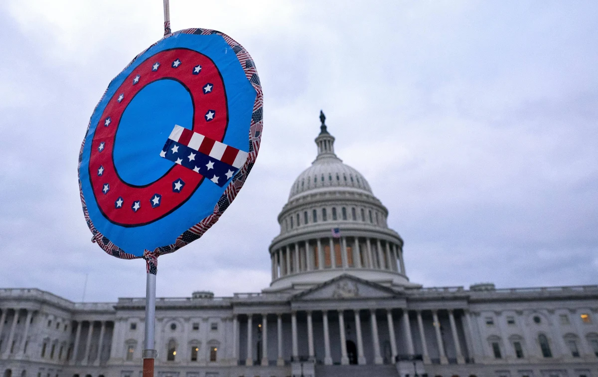 Wśród tłumu, który wtargnął do budynku Kapitolu Stanów Zjednoczonych, byli zwolennicy teorii spiskowej QAnon. To ruch w ostatnim czasie zdobywający coraz większą popularność. Co to właściwie jest, kto w to wierzy i co to dla nas oznacza? 