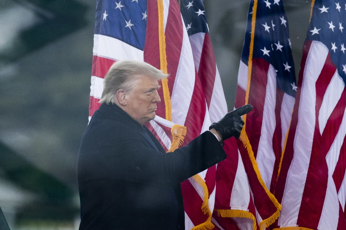 Facebook zdecydował o bezterminowej blokadzie kont Donalda Trumpa w tym serwisie i na Instagramie. To pokłosie ostatnich stwierdzeń amerykańskiego prezydenta – który po wyborczej porażce niezmiennie powtarza hasło o "ukradzionych wyborach" – i ataku zwolenników Trumpa na siedzibę amerykańskiego Kongresu. "Szokujące wydarzenia ostatnich 24 godzin jasno wskazują, że prezydent Donald Trump zamierza wykorzystać pozostający mu czas na stanowisku, by podważyć pokojowe i zgodne z prawem przekazanie władzy Joe Bidenowi" – wyjaśnił w oświadczeniu twórca i szef Facebooka Mark Zuckerberg. Zaznaczył, że pozwolenie Trumpowi na dalsze korzystanie z serwisu stworzyłoby w tym newralgicznym czasie zbyt wielkie zagrożenia.