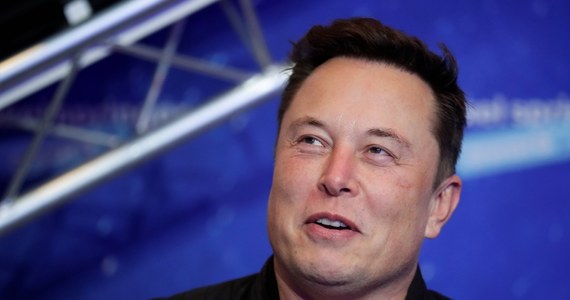 Miliarder Elon Musk jest najbogatszym człowiekiem na świecie dzięki wzrostowi wartości jego akcji na giełdzie - podała agencja Bloomberga. Szef koncernu samochodowego Tesla wyprzedził założyciela Amazon.com Jeffa Bezosa.