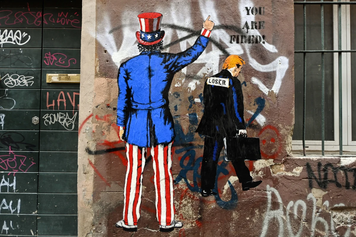 Ostatnie dni prezydentury Donald Trump może spędzić w samotności. Media w USA poinformowały, że po szturmie jego zwolenników na Kapitol część urzędników w Białym Domu złożyła rezygnację. Do dymisji podali się m.in.: główny doradca prezydenta USA Donalda Trumpa ds. Rosji Ryan Tully, a także Stephanie Grisham, szefowa personelu Melanii Trump i była rzeczniczka prezydenta. 