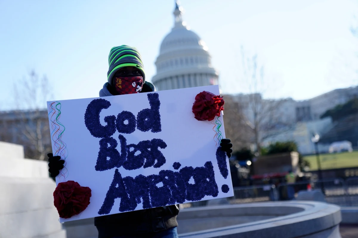 "To nie byli protestujący, to byli krajowi terroryści" - powiedział w czwartek prezydent elekt USA Joe Biden o osobach, które w środę wtargnęły do gmachu Kongresu. Jego zdaniem do ataku na Kapitol przyczyniła się do retoryka urzędującego szefa państwa Donalda Trumpa.
