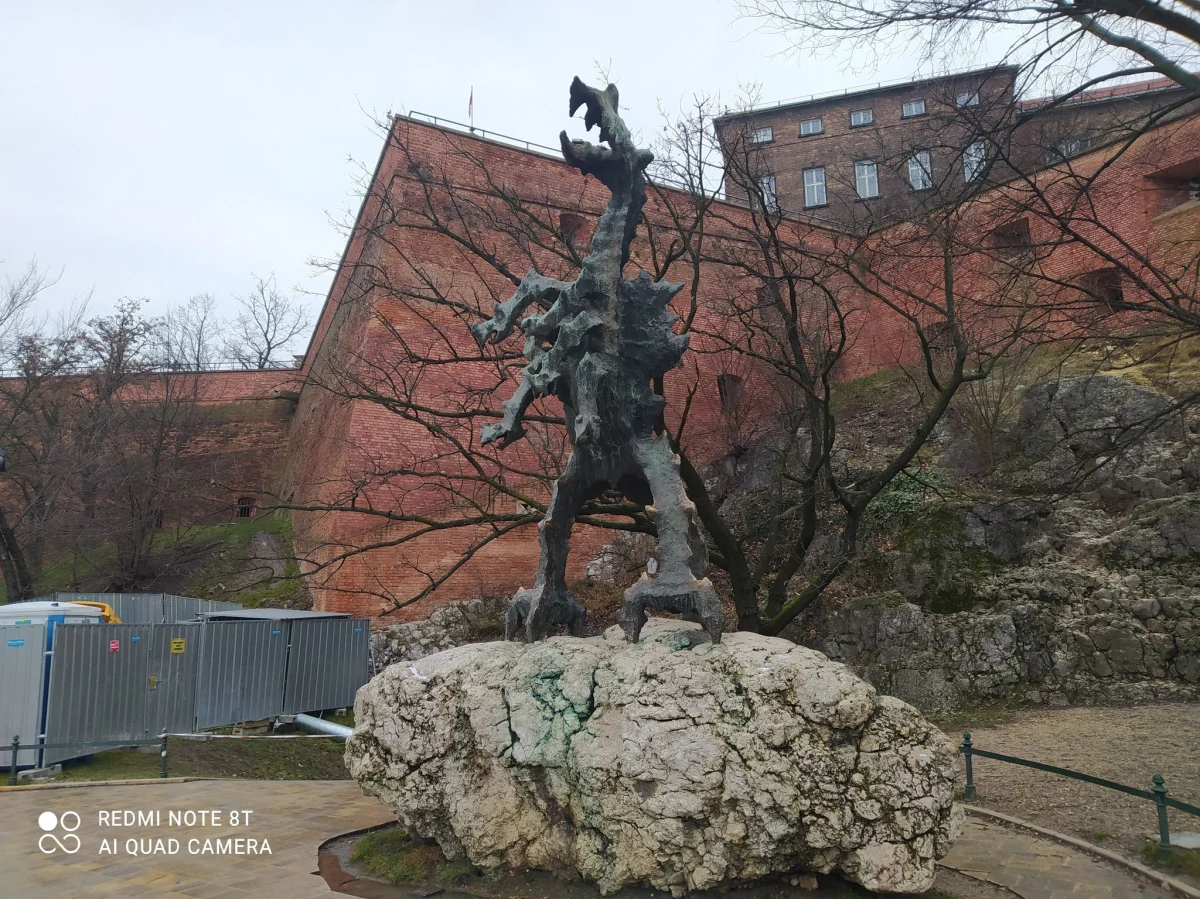 Smok Wawelski ma problemy z ogniem, a raczej z jego brakiem. Instalacja gazowa nie działa poprawnie z powodu braku dostaw prądu. Te, jak się okazuje, spowodowane są remontem legowiska smoka, czyli Smoczej Jamy pod Wzgórzem Wawelskim.