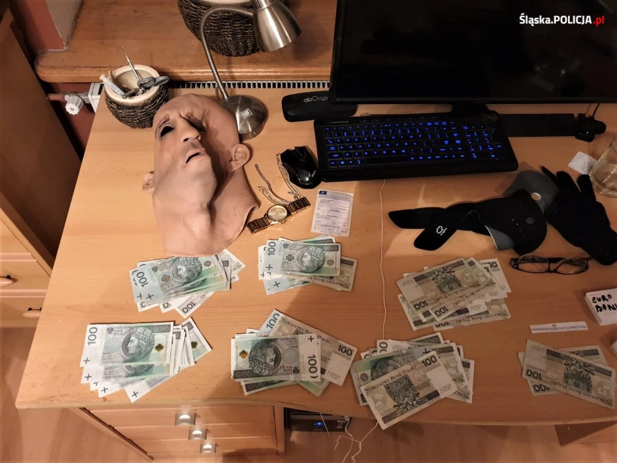 60 osób usłyszało zarzuty w sprawie dotyczącej m.in. internetowych i komputerowych oszustw. 28 podejrzanych zostało tymczasowo aresztowanych. Sprawą zajmowali się policjanci z kilku miast m.in. z Katowic.