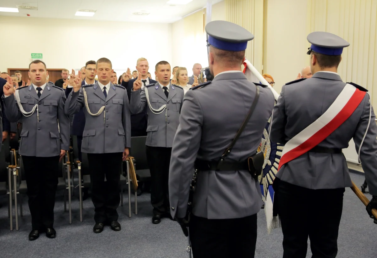 W policji pojawiło się drugie ślubowanie. Jak dowiedział się reporter RMF FM, nową przysięgę mają składać funkcjonariusze promowani na pierwszy stopień oficerski.