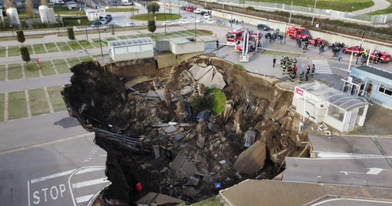 We włoskim Neapolu zapadła się ziemia. Do olbrzymiej dziury, która powstała na parkingu przy szpitalu, powpadały zaparkowane na nim samochody. Nikomu nic się nie stało, ale trzeba było ewakuować pacjentów leczonych w placówce na Covid-19.