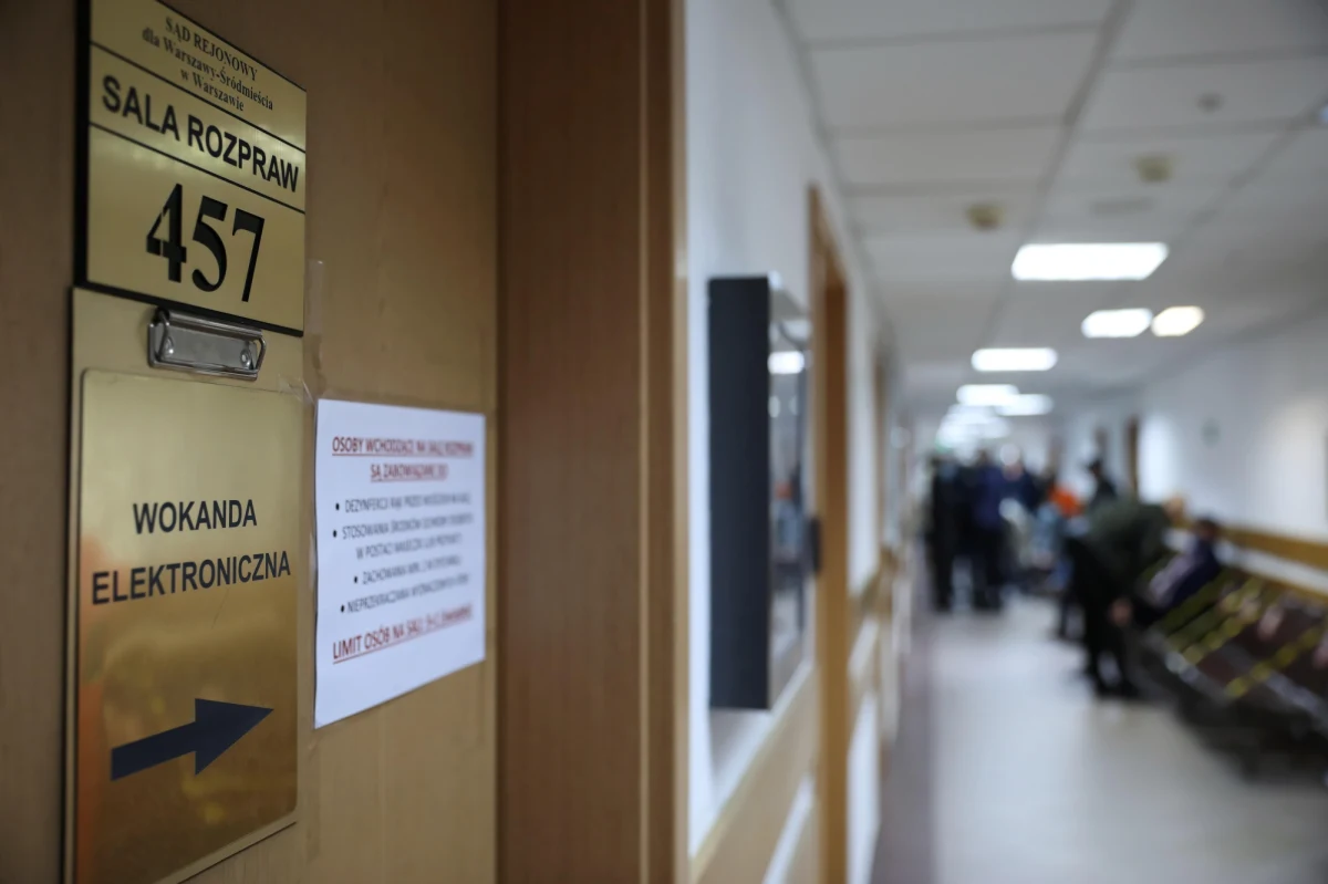 Jest gotowy projekt ustawy posłów Kukiz'15 w sprawie wprowadzenia w Polsce "sędziów pokoju". Mieliby być oni wybierani w głosowaniu powszechnym, przy okazji wyborów samorządowych, i zajmować się najprostszymi sprawami cywilnymi i karnymi. Chodzi o odciążenie sądów. 