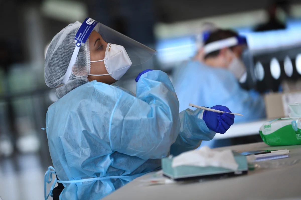 Uwaga wybierający się w najbliższym czasie do Wielkiej Brytanii. Od przyszłego tygodnia wszyscy przyjeżdzający na Wyspy będą musieli uzyskać wcześniej negatywny wynik testu na koronawirusa. W jaki sposób będzie to egzekwowane? 