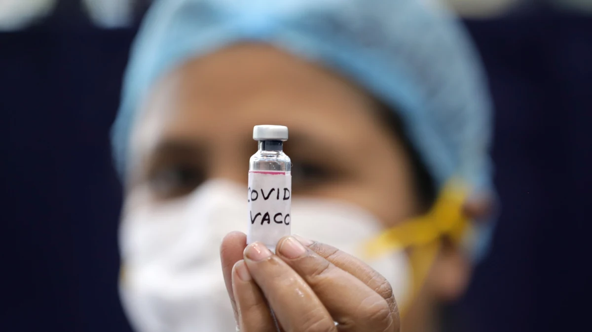 Europejska Agencja Leków (EMA) poinformowała w piątek, że każda fiolka szczepionki przeciw Covid-19 Pfizer/BioNTech zawiera sześć dawek. Komunikat EMA pojawił się po wątpliwościach zgłaszanych w krajach UE w tej sprawie.