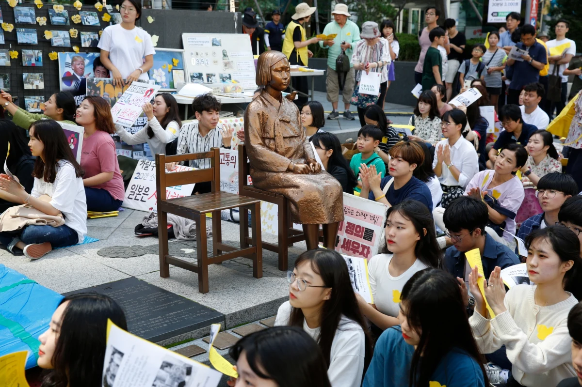 Japonia musi wypłacić odszkodowania koreańskim "pocieszycielkom" - kobietom wykorzystywanym seksualnie przez japońską armię w czasie II wojny światowej. Tak orzekł sąd w Korei Południowej. Sprawa jest przyczyną poważnych napięć w relacjach obu krajów.