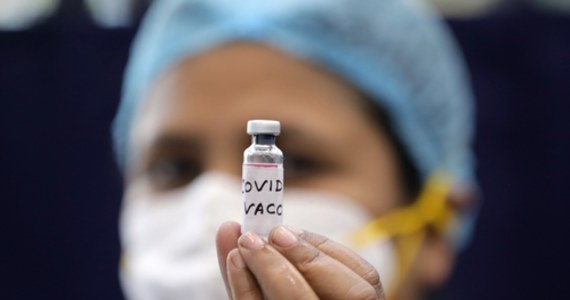 Pod koniec stycznia na unijny rynek dopuszczona może zostać trzecia szczepionka przeciw Covid-19: opracowana przez koncern farmaceutyczny AstraZeneca i naukowców z Uniwersytetu Oksfordzkiego. Europejska Agencja Leków, która oceni preparat, spodziewa się, że AstraZeneca złoży w przyszłym tygodniu wniosek o dopuszczenie swojego produktu do obrotu.