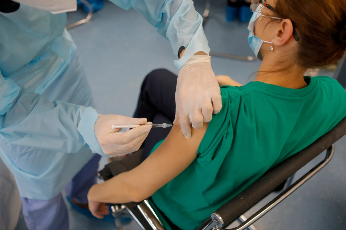 Co najmniej cztery tygodnie planowanego pobytu wcześniaka na szpitalnym oddziale - to warunek, jaki musi być spełniony, aby rodzic dziecka urodzonego przedwcześnie dostał w ramach tak zwanej grupy zero, czyli jeszcze w styczniu, szczepionkę przeciwko koronawirusowi. Wytyczne w tej sprawie opublikowała dziś krajowa konsultant w dziedzinie neonatologii. 