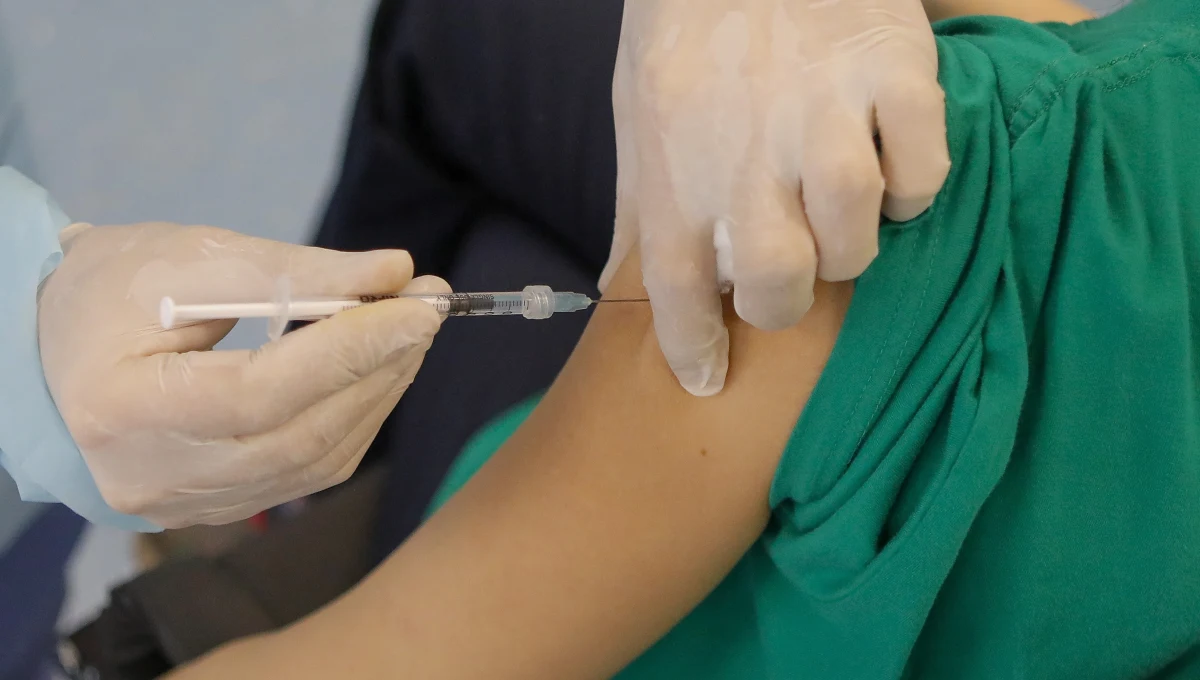 Najpierw wszyscy seniorzy w wieku 70+. Dopiero potem pozostałe osoby z grupy pierwszej - wśród nich nauczyciele i pracownicy służb mundurowych - dostaną szczepionkę przeciwko koronawirusowi. Taki plan zakłada Narodowy Program Szczepień.