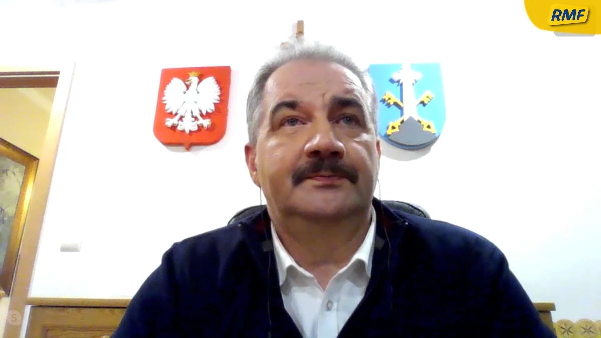 „Jako samorząd zakopiański i samorządy powiatu tatrzańskiego wskazywaliśmy na pewne działania, które umożliwiłyby działanie turystyki w naszym regionie. Ubolewamy nad tym, bo pan premier (Jarosław) Gowin zrobił wielkie spotkanie z samorządami, prosił nas o to, by do konkretnego dnia i godziny złożyć propozycje. Myśmy nie składali każdy samorząd osobno, uznawaliśmy, że jeden wspólnie wypracowany projekt będzie najrozsądniejszy dla nas wszystkim (…) Bardzo nam z tego powodu przykro, że nie dostaliśmy odpowiedzi” – mówił w Popołudniowej rozmowie w RMF FM burmistrz Zakopanego Leszek Dorula. Podkreślił, że nie zamierzają się poddawać. „Dlatego ponownie składamy propozycję jako samorządy, by wspólnie wypracować po tym lockdownie częściowe otwarcie gospodarki” – mówił. Zaznaczył jednak, że „główny sezon już minął”. „Ten najlepszy okres jest już nie do uratowania. Ale otwarcie np. stoków po 17 stycznia trochę by uratowało sytuację” – mówił Dorula.