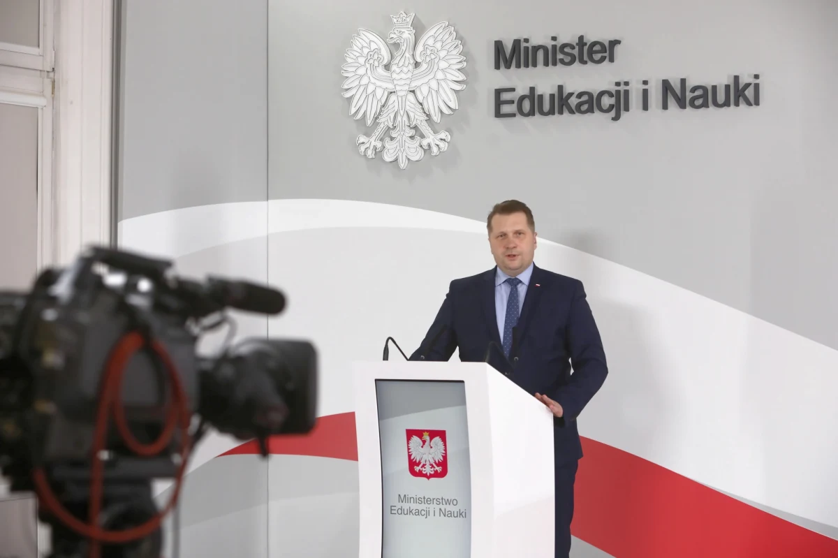 "Nie ogłaszamy ostatecznej decyzji o powrocie dzieci do szkół; zadecyduje o tym premier w przyszłym tygodniu" - poinformował na konferencji prasowej zorganizowanej online minister edukacji i nauki Przemysław Czarnek. Szef resortu wspólnie z Głównym Inspektorem Sanitarnym Krzysztofem Saczką przedstawił również nowe rekomendacje dotyczące funkcjonowania placówek oświatowych po powrocie do edukacji stacjonarnej. Wśród nich znalazły się zalecenia takie jak: jedna grupa uczniów w stałej sali, a także ci sami nauczyciele dla danej klasy.