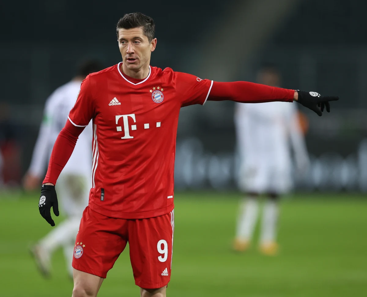 Robert Lewandowski zdobył swoją 20. ligową bramkę w sezonie, tym razem z rzutu karnego, ale Bayern Monachium - mimo prowadzenia 2:0 - przegrał w Moenchengladbach z Borussią 2:3 w 15. kolejce Bundesligi. To jeden z najbardziej niewygodnych rywali dla Bawarczyków w ostatnich latach.
