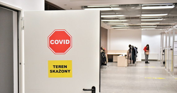 Ministerstwo Zdrowia informuje o 10 548 nowych przypadkach zakażenia koronawirusem. Ostatniej doby zmarło 438 chorych na Covid-19. Bilans epidemii koronawirusa w Polsce to 1 376 389 zakażonych. Nie żyje 31 011 spośród nich.