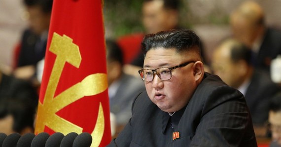 Północnokoreański przywódca Kim Dzong Un zagroził rozszerzeniem arsenału nuklearnego i opracowaniem bardziej wyrafinowanych systemów broni atomowej, jeśli Stany Zjednoczone nie porzucą wrogiej polityki wobec Korei Północnej.