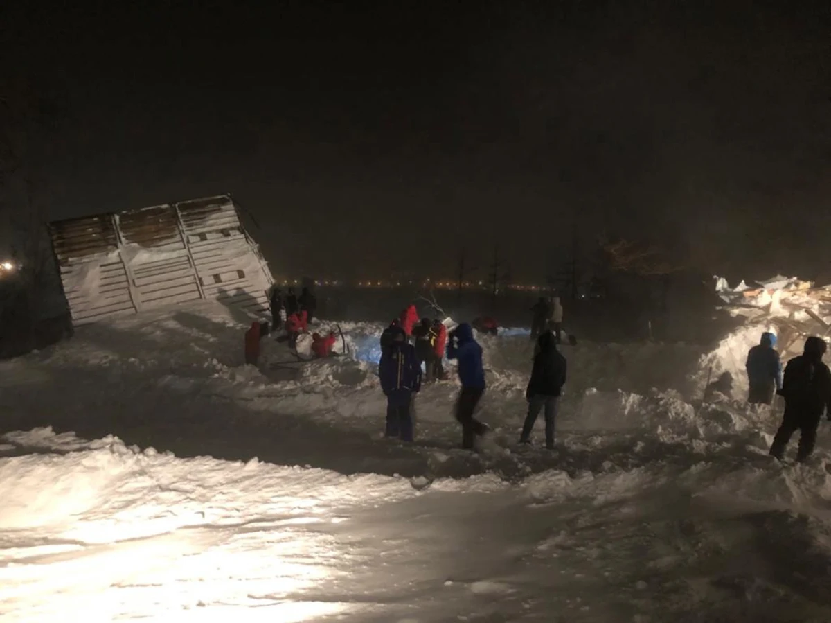 Pod lawiną, która zeszła na ośrodek narciarski "Góra Osobna" w pobliżu Norylska, zginęły trzy osoby. Informację przekazało ministerstwo ds. obrony cywilnej, sytuacji nadzwyczajnych i likwidacji skutków klęsk żywiołowych Kraju Krasnojarskiego.