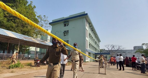 10 noworodków zginęło w pożarze, który wybuchł w pomieszczeniach oddziału położniczego szpitala w Bhandarze w Indiach. Udało się uratować siedmioro dzieci.