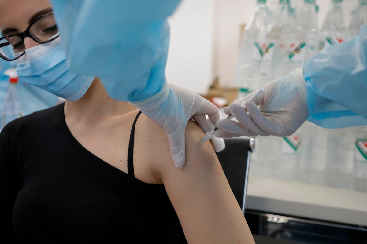 Szczepienie się na Covid-19 przez znane osoby życia publicznego zachęciłoby 10,1 proc. Polaków do zaszczepienia się, a 10,5 proc. poczułoby się zniechęconych - wynika z sondażu SW Research dla rp.pl. 69,5 proc. respondentów twierdzi, że takie szczepienia nie miałyby dla nich znaczenia.