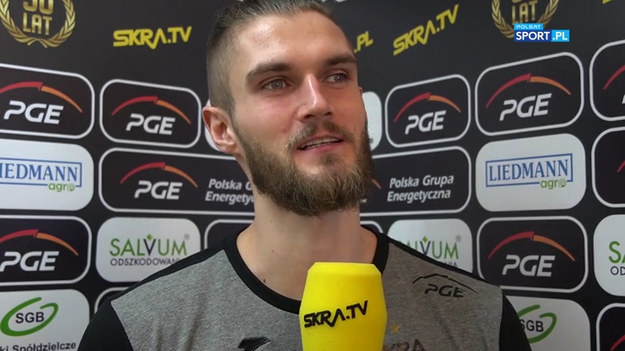 Wydarzeniem meczu 20. kolejki PlusLigi PGE Skra Bełchatów - Trefl Gdańsk będzie przyjazd Mariusza Wlazłego do swojego poprzedniego klubu. Kapitan gości w Bełchatowie grał przez 17 sezonów. Z tą drużyną dziewięć razy zdobył mistrzostwo Polski, siedem razy Puchar i cztery razy Superpuchar Polski. Trzy razy stał na podium Ligi Mistrzów. - Król Mariusz wraca do domu. Szkoda, że na trybunach nie będzie kibiców, którzy na pewno pięknie by go przywitali - tak o tym wydarzeniu powiedział Karol Kłos, środkowy gospodarzy. O Wlazłym, sile rywali i prognozach na sobotnie spotkanie mówił też trener gospodarzy Michał Mieszko Gogol. (wideo: PGE Skra Bełchatów)