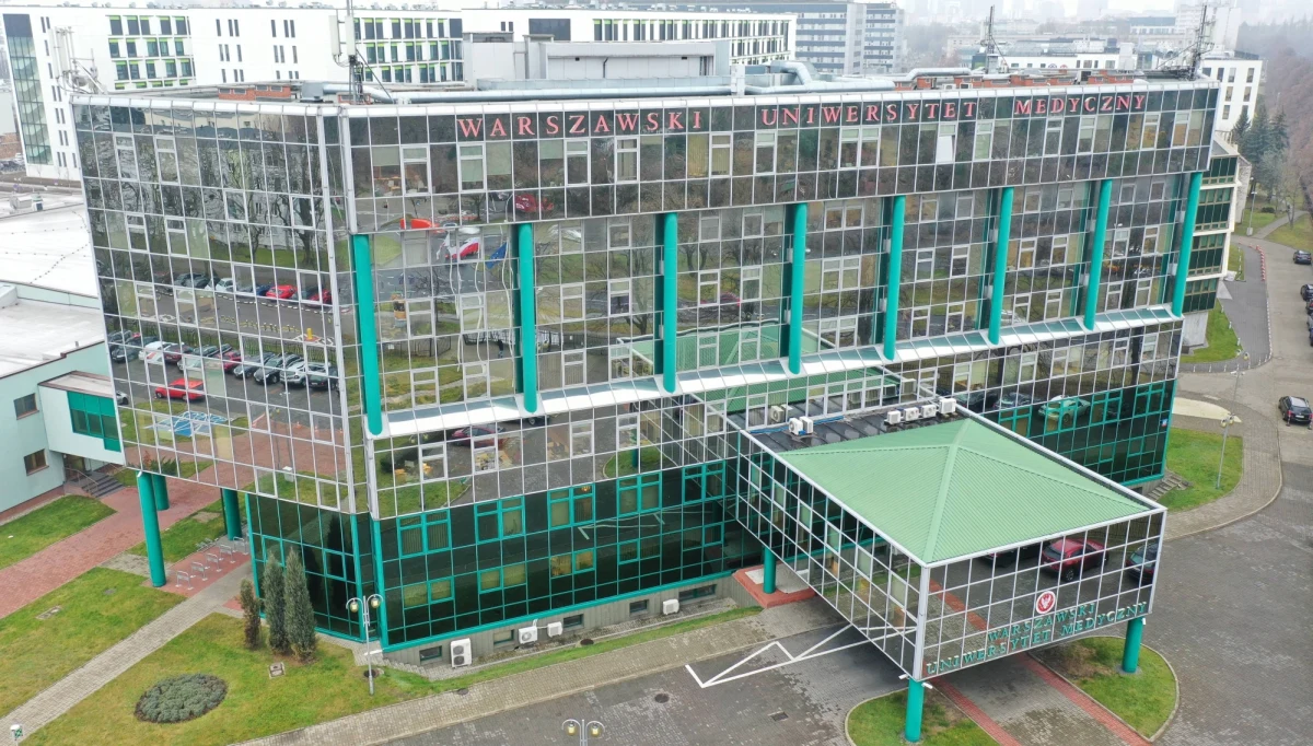 Były kapitan Służby Bezpieczeństwa, a późniejszy zastępca gen. Marka Papały w KGP Roman Kurnik jest wśród osób zaszczepionych przeciwko Covid-19 w Centrum Medycznym Warszawskiego Uniwersytetu Medycznego - podaje tygodnik "Wprost". Pod koniec grudnia w placówce zaszczepiono wiele osób spoza tzw. grupy zero, m.in. artystów, polityków oraz biznesmenów.