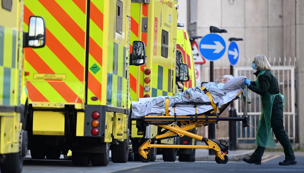 ​W Wielkiej Brytanii w ciągu ostatniej doby wykryto 59 937 nowych zakażeń koronawirusem i zarejestrowano 1035 zgonów z powodu Covid-19 - poinformował w sobotę brytyjski rząd. W obu przypadkach to nieco mniejsze liczby od pobitych w piątek rekordów.