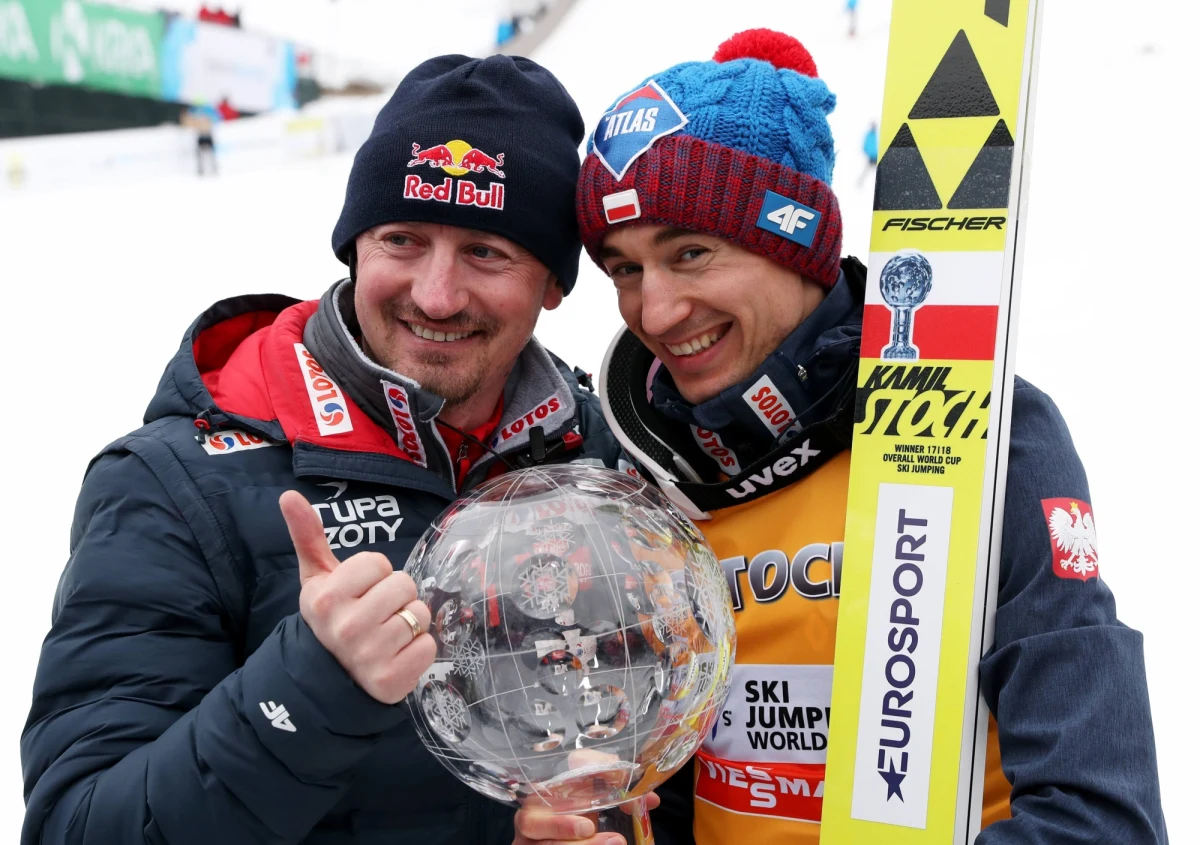 Kamil Stoch dzięki sobotniemu triumfowi w niemieckim Titisee-Neustadt zrównał się w liczbie wygranych konkursów indywidualnych Pucharu Świata w skokach narciarskich ze swoim wielkim poprzednikiem Adamem Małyszem. Utytułowany skoczek, a obecnie dyrektor do spraw skoków narciarskich w Polskim Związku Narciarskim, przyznał z kolei w jednym z wywiadów, że "mamy teraz najmocniejszą ekipę w historii". 
