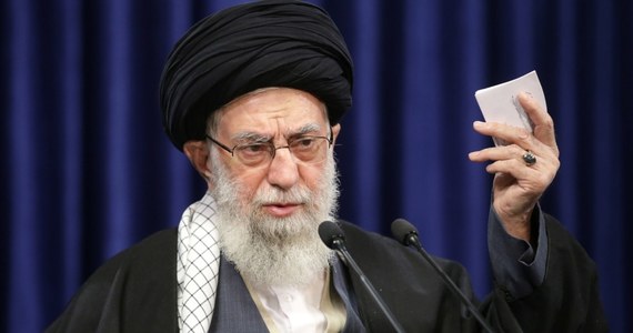 ​Twitter usunął w sobotę wiadomość najwyższego przywódcy duchowo-politycznego Iranu ajatollaha Alego Chameneia, mówiącą o tym, że nie można ufać amerykańskim i brytyjskim szczepionkom na koronawirusa. Portal społecznościowy wyjaśnił, że wpis był niezgodny z jego zasadami.