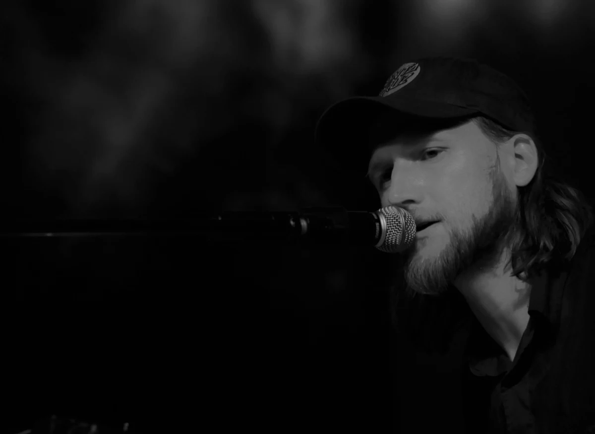 Nie żyje wokalista Grzegorz "Guzik" Guziński. Działał w zespołach takich jak Flapjack, N'Dingue, a także Homosapiens. O śmierci poinformowali jego znajomi w mediach społecznościowych. 