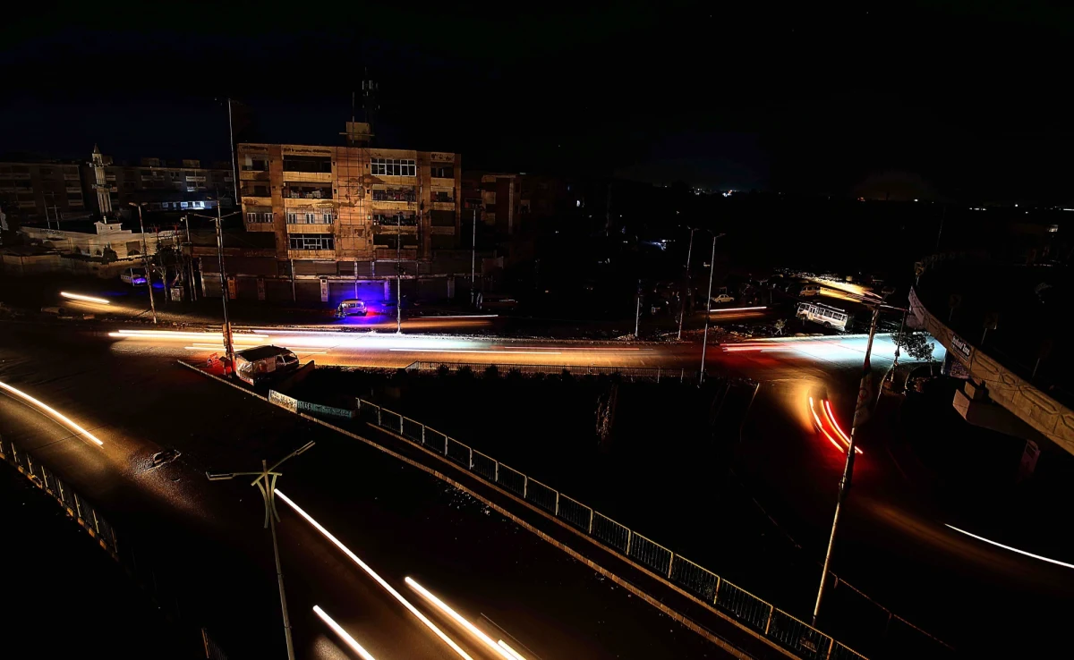 W całym Pakistanie przywrócono w niedzielę prąd po wielkiej awarii sieci energetycznej, która miała miejsce poprzedniej nocy - poinformowali przedstawiciele władz. Awaria dotknęła ponad 200 mln ludzi i największe miasta kraju: Islamabad, Karaczi, Peszawar i Lahaur.