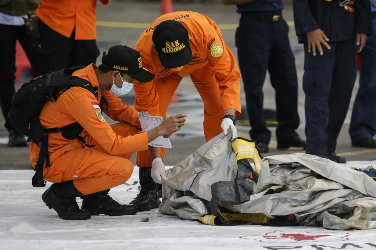 ​W rejonie, gdzie prawdopodobnie rozbił się w sobotę Boeing 737 indonezyjskich linii Sriwijaya Air, ratownicy wydobyli z morza ludzkie szczątki, ubrania i kawałki metalu -  poinformowała w niedzielę policja. Na pokładzie samolotu były 62 osoby.