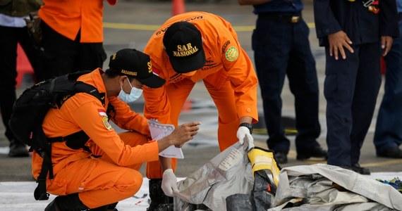 ​W rejonie, gdzie prawdopodobnie rozbił się w sobotę Boeing 737 indonezyjskich linii Sriwijaya Air, ratownicy wydobyli z morza ludzkie szczątki, ubrania i kawałki metalu -  poinformowała w niedzielę policja. Na pokładzie samolotu były 62 osoby.