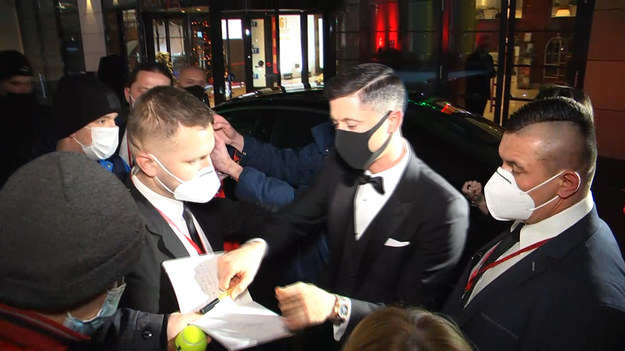 Robert Lewandowski wraz z żoną Anną opuścili Galę Mistrzów Sportu w asyście ochroniarzy. Pod Hotelem Hilton, gdzie zorganizowano finał 86. Plebiscytu na Najlepszego Sportowca czekali jego najzagorzalsi fani. Zwycięzca Plebiscytu rozdał kilka autografów. Kamera Interii uchwyciła ten moment.
