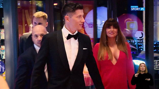 W załączonym materiale wideo reportaż Szymona Zaworskiego o Robercie Lewandowskim. - Jego sukces jest konsekwencją wszystkiego. Bardzo duży talent poparty pracą i wyrzeczeniami. Dbanie o każdy szczegół, żeby wszystko funkcjonowało jak należy. Nie każdy wejdzie na taki szczyt jak Robert. Każdy ma i predyspozycje i ograniczenia. Przy założeniu, że dbasz o każdy szczegół, można to wszystko przesunąć wyżej - mówił w "Cafe Futbol" Maciej Żurawski.